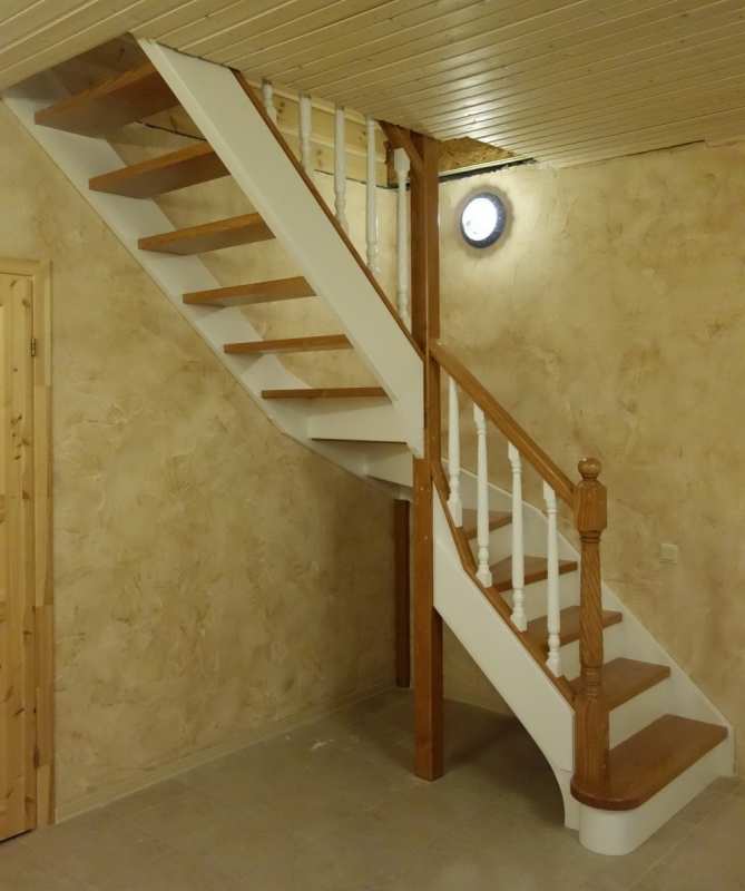 Лестница четвертьоборотная из массива сосны 2 цвета, п.Тайпеле Плаза