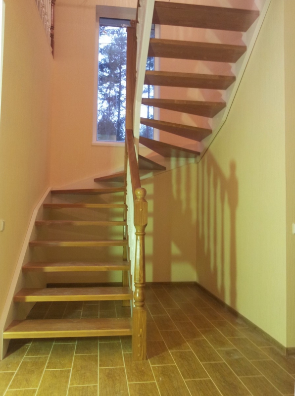 Лестница полуоборотная из массива сосны, п.Рощино