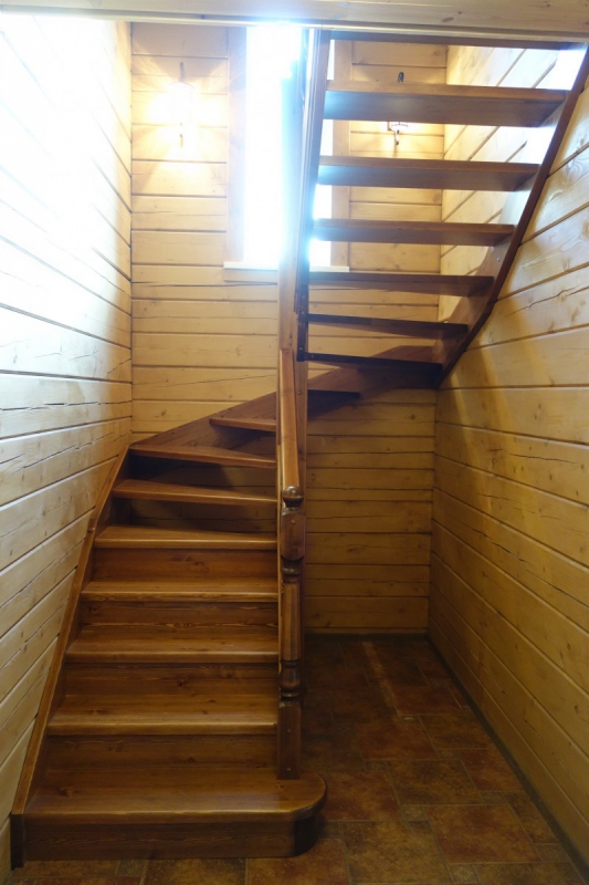 Лестница полуоборотная из массива сосны, п.Береговая Горка